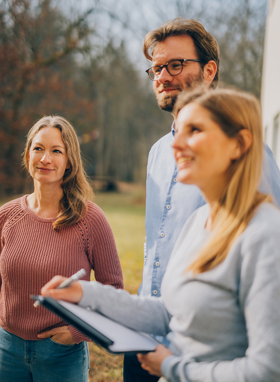 Therapeutenteam arbeitet gemeinsam im Freien