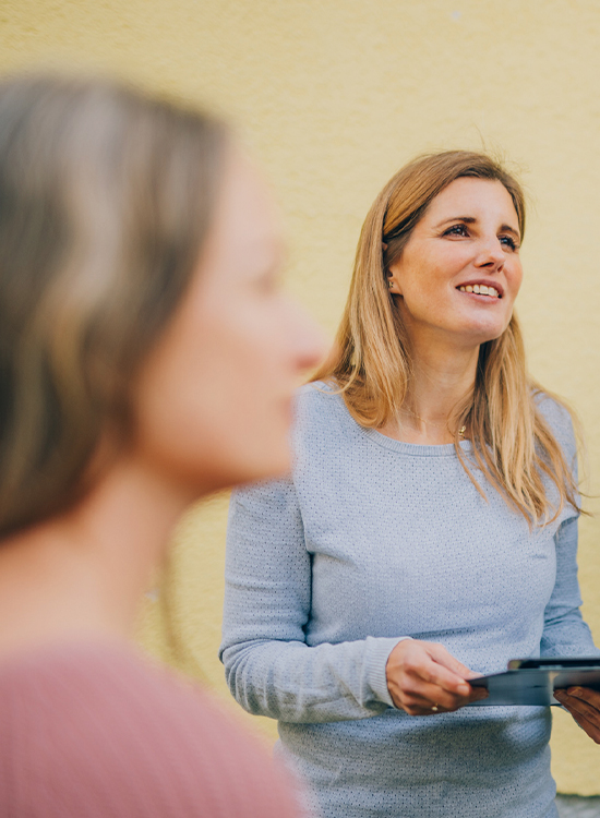 Aufmerksame Therapeutin arbeitet mit einer Therapiegruppe im Freien